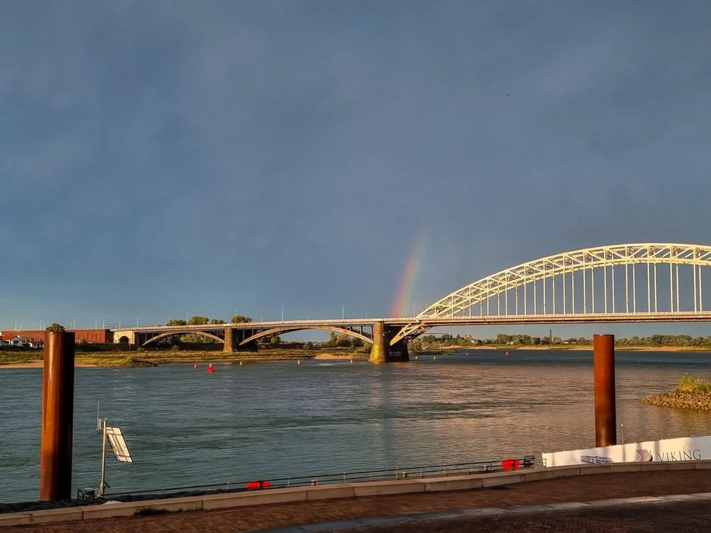 Uitzicht op de Waal en de Waalbrug in Nijmegen